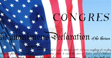 Téléchargez les photos : Image numérique d'une constitution écrite des États-Unis se déplaçant à l'écran tandis que l'arrière-plan montre un homme caucasien tenant un drapeau américain 4k - en image libre de droit