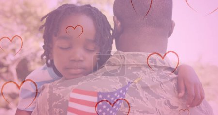 Bild von Herzen, die über den afrikanisch-amerikanischen Soldaten und seinen Sohn fallen. Mode- und Lifestylekonzept, digital generiertes Image.