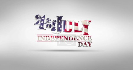 Téléchargez les photos : Image numérique d'un texte de fête de l'indépendance rouge en dessous d'un salut du 4 juillet avec un drapeau américain sur fond blanc. 4k - en image libre de droit