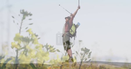 Téléchargez les photos : Image de prairie sur un homme caucasien avec les bras tendus randonnée. ne jamais abandonner le concept de jour et de célébration, image générée numériquement. - en image libre de droit