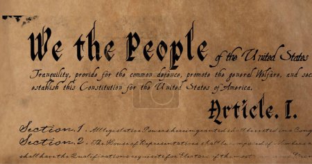 Digitales Bild einer geschriebenen Verfassung der Vereinigten Staaten, das vor einem braunen papierartigen strukturierten Hintergrund in den Bildschirm hinein- und herauszoomt. 4k