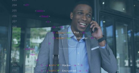 Foto de Imagen del procesamiento de datos sobre un hombre de negocios afroamericano hablando en un teléfono inteligente. Negocios, comunicación, tecnología, informática e interfaz digital, imagen generada digitalmente. - Imagen libre de derechos