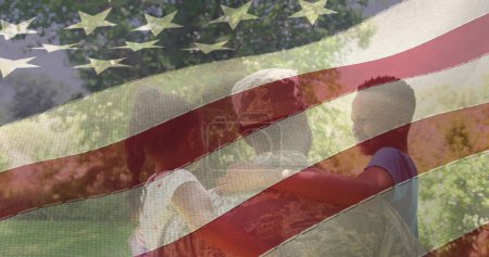 Téléchargez les photos : Image d'un soldat embrassant sa fille et son fils souriants au-dessus du drapeau américain. soldat de retour à la maison au concept de la famille, image générée numériquement. - en image libre de droit