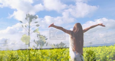 Téléchargez les photos : Image de prairie sur une femme caucasienne avec les bras tendus. ne jamais abandonner le concept de jour et de célébration, image générée numériquement. - en image libre de droit