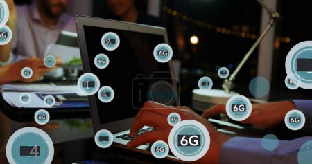 Zdjęcie 6 g tekstów, symbole nad różnymi współpracownikami omawiającymi raporty i pracującymi na laptopie. Kompozyt cyfrowy, wielokrotna ekspozycja, biznes, telekomunikacja, futurystyka i koncepcja technologii.