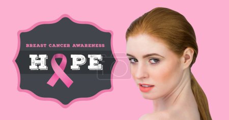Bild der Hoffnung Text mit rosa Schleife über junge Frau. Konzept der Kampagne zur positiven Sensibilisierung von Brustkrebs digital generiertes Image.