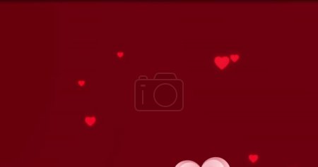 Téléchargez les photos : Image d'icônes de coeur rose flottant contre l'espace de copie sur fond rouge. Saint Valentin et concept d'amour - en image libre de droit