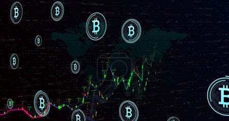 Téléchargez les photos : Image de symboles Bitcoin sur le traitement des données financières contre carte du monde. Concept de finance mondiale et de technologie crypto-monnaie - en image libre de droit