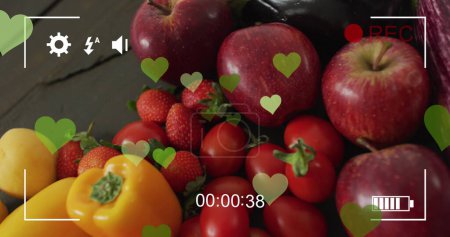 Foto de Imagen de iconos del corazón sobre frutas y verduras. Ecología global, concepto de interfaz orgánica y digital imagen generada digitalmente. - Imagen libre de derechos