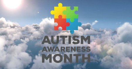 Téléchargez les photos : Image de pièces de puzzle colorées et texte du mois de sensibilisation à l'autisme sur le ciel. autisme, difficultés d'apprentissage, concept de soutien et de sensibilisation image générée numériquement - en image libre de droit