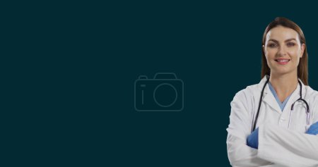Téléchargez les photos : Image d'un médecin caucasien souriant debout les bras croisés sur fond noir. Composite numérique, exposition multiple, profession, concept médical et de santé. - en image libre de droit