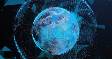 Foto de Imagen de triángulos sobre puntos conectados alrededor del globo sobre fondo abstracto. Generado digitalmente, holograma, ilustración, comunicación, forma y concepto de globalización. - Imagen libre de derechos