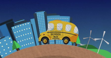 Foto de Autobús escolar conduciendo por la ciudad, pasando turbinas eólicas. Edificios altos y cielo nocturno - Imagen libre de derechos