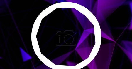 Téléchargez les photos : Cercle blanc recouvrant l'arrière-plan de formes géométriques sombres et violettes. Formes en arrière-plan montrant différentes nuances et angles, créant un effet dynamique - en image libre de droit