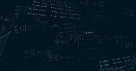 Imagen del procesamiento de datos financieros con ecuaciones matemáticas sobre fondo negro. Negocios, finanzas, informática e interfaz digital concepto de imagen generada digitalmente.