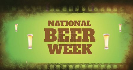 Vier Gläser Bier auf grünem Hintergrund. Kühne Textlektüre National Beer Week Center Ansicht, feiert das Ereignis
