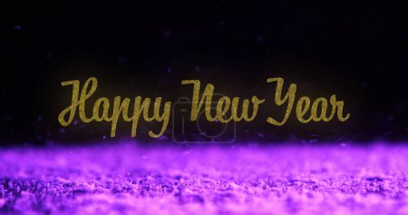 Golden Feliz Año Nuevo texto que brilla sobre el fondo púrpura. Luz púrpura suave extendiéndose, mejorando el estado de ánimo festivo, creando una atmósfera cálida