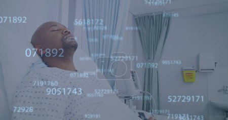 Bild der Verarbeitung von Zahlen über einen afrikanischen männlichen Patienten im Krankenhausbett. Konzept für Medizin und Gesundheitsdienstleistungen digital generiertes Image.