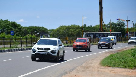 Téléchargez les photos : Viluppuram, Inde : 28 août 2022 : Indian National Highway Road Travel. Véhicule à quatre roues à grande vitesse sur Indian Road Highways, Véhicule sur Indian Road . - en image libre de droit