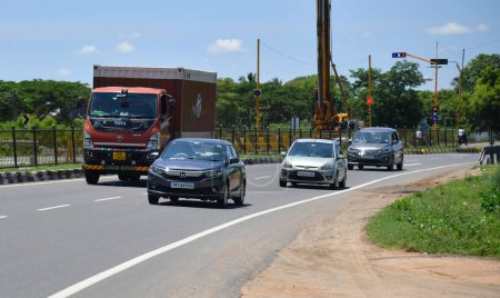 Foto de Viluppuram, India: 28 de agosto de 2022: Indian National Highway Road Travel. Vehículo de cuatro ruedas de alta velocidad en Indian Road Highways, Vehículo en Indian Road . - Imagen libre de derechos