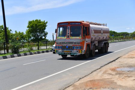 Téléchargez les photos : Viluppuram, Inde : 28 août 2022 : Camion à carburant transportant de l'essence ou du diesel sur la route nationale indienne. Véhicule lourd à grande vitesse sur les autoroutes de la route indienne, véhicule utilitaire pétrolier sur la route. - en image libre de droit