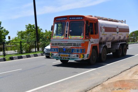 Téléchargez les photos : Viluppuram, Inde : 28 août 2022 : Camion à carburant transportant de l'essence ou du diesel sur la route nationale indienne. Véhicule lourd à grande vitesse sur les autoroutes de la route indienne, véhicule utilitaire pétrolier sur la route. - en image libre de droit