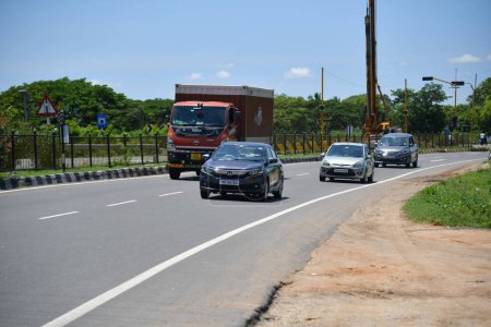 Foto de Viluppuram, India: 28 de agosto de 2022: Indian National Highway Road Travel. Vehículo de cuatro ruedas de alta velocidad en Indian Road Highways, Vehículo en Indian Road . - Imagen libre de derechos