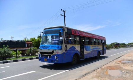Foto de Viluppuram, India: 28 de agosto de 2022: Autobús de pasajeros en la carretera nacional india Viaje. Pasajero de alta velocidad cómodo autobús turístico de servicio pesado en las carreteras de Indian Road, autobús de viaje en Indian Road . - Imagen libre de derechos