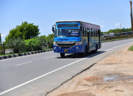 Foto de Viluppuram, India: 28 de agosto de 2022: Autobús de pasajeros en la carretera nacional india Viaje. Pasajero de alta velocidad cómodo autobús turístico de servicio pesado en las carreteras de Indian Road, autobús de viaje en Indian Road . - Imagen libre de derechos