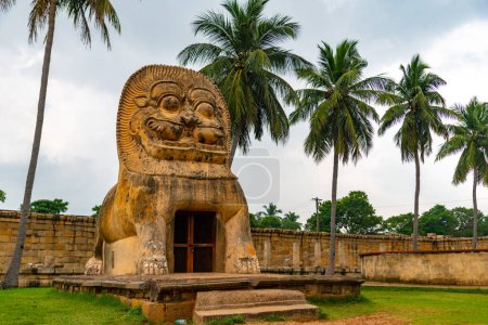 Téléchargez les photos : Temples hindous Images stock : Statue de Dieu Lion, Temple Gangaikonda Cholapuram, Jayankondam, district d'Ariyalur, Tamil Nadu, Inde. Charge Temple Shiva. - en image libre de droit