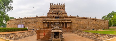 Téléchargez les photos : Kumbakonam, Inde - 11 décembre 2022. Temple du Dharasuram. Airavatesvara Temple est un temple hindou de l'architecture dravidienne situé en Inde. - en image libre de droit