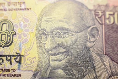 Foto de El cierre de la vista de 50 rupias antiguas billete de moneda india. - Imagen libre de derechos