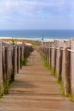 Téléchargez les photos : Sentier en bois menant à la côte atlantique du Portugal - en image libre de droit