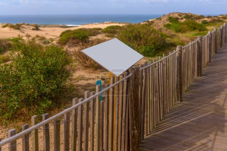 Téléchargez les photos : Signe en bois vide à la mer - en image libre de droit
