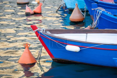 Fischerboote im Hafen von Matera, Apulien, Italien