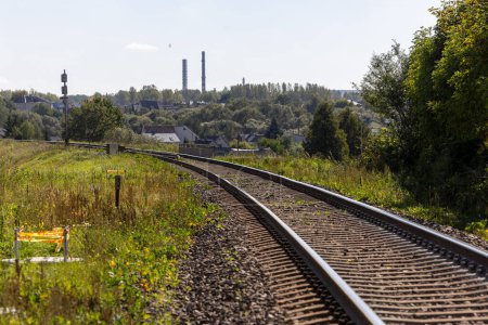 Téléchargez les photos : Scène ferroviaire rurale avec toile de fond industrielle - en image libre de droit