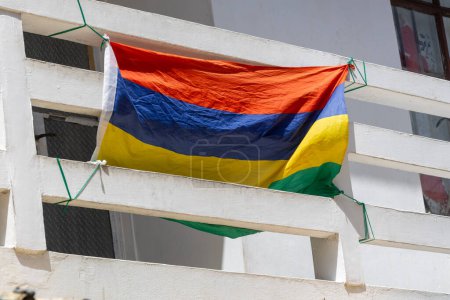 Die Nationalflagge von Mauritius flattert auf dem Rasen