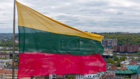 Die litauische Flagge weht in Trikolore über der Stadt. Kaunas