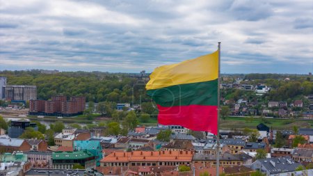 Die litauische Flagge weht in Trikolore über der Stadt. Kaunas