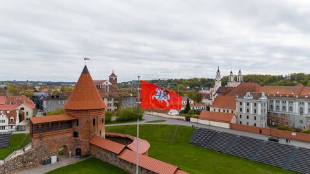 Foto de La bandera histórica de Lituania ondea sobre el casco antiguo de Kaunas - Imagen libre de derechos