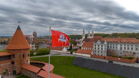 Foto de La bandera histórica de Lituania ondea sobre el casco antiguo de Kaunas - Imagen libre de derechos