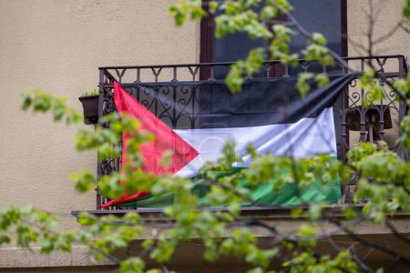 Drapeau syrien dans la ville de Kaunas, sur le balcon. Lituanie
