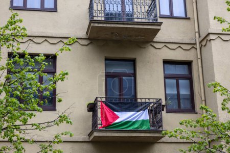 Bandera siria en la ciudad de Kaunas, en el balcón. Lituania