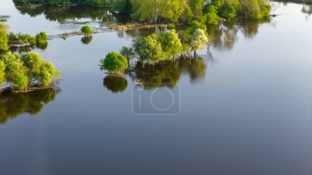 Téléchargez les photos : La rivière a débordé de la Banque. Nevezis, district de Kedainiai - en image libre de droit