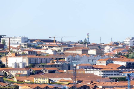 Blick von oben auf die Ziegeldächer der Altstadt von Porto, Portugal.