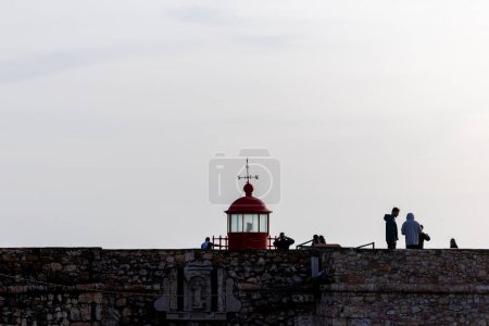 Der berühmte rote Leuchtturm von Nazar, der Ort weiter im Westen Europas (Portugal)