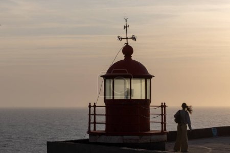 Der berühmte rote Leuchtturm von Nazar, der Ort weiter im Westen Europas (Portugal)