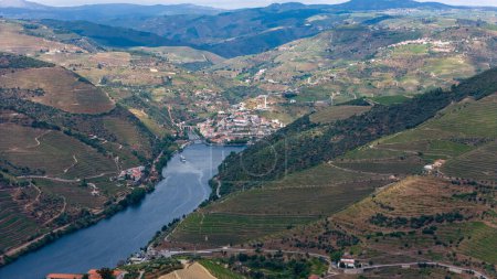 Blick auf die terrassenförmigen Weinberge im Douro-Tal und Fluss in der Nähe des Dorfes Pinhao, Portugal. Reisekonzept für portugiesische und schönste Orte in Portugal