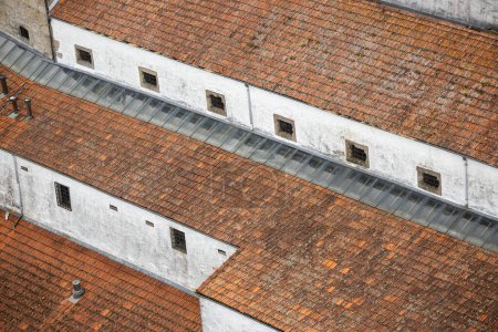 Dacheindeckung, Ziegel auf dem Dach eines Gebäudes, traditionelle Architektur, Textur Foto. Portugal
