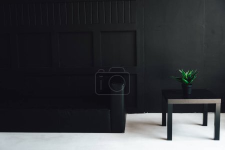 Téléchargez les photos : Salon noir et blanc intérieur avec mobilier et table - en image libre de droit